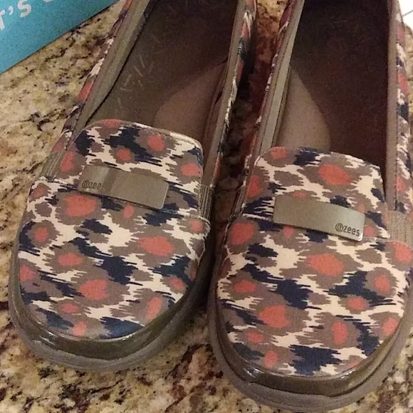 *0317 Bzees Lipstick Slip Ons - Picture 8 of 8